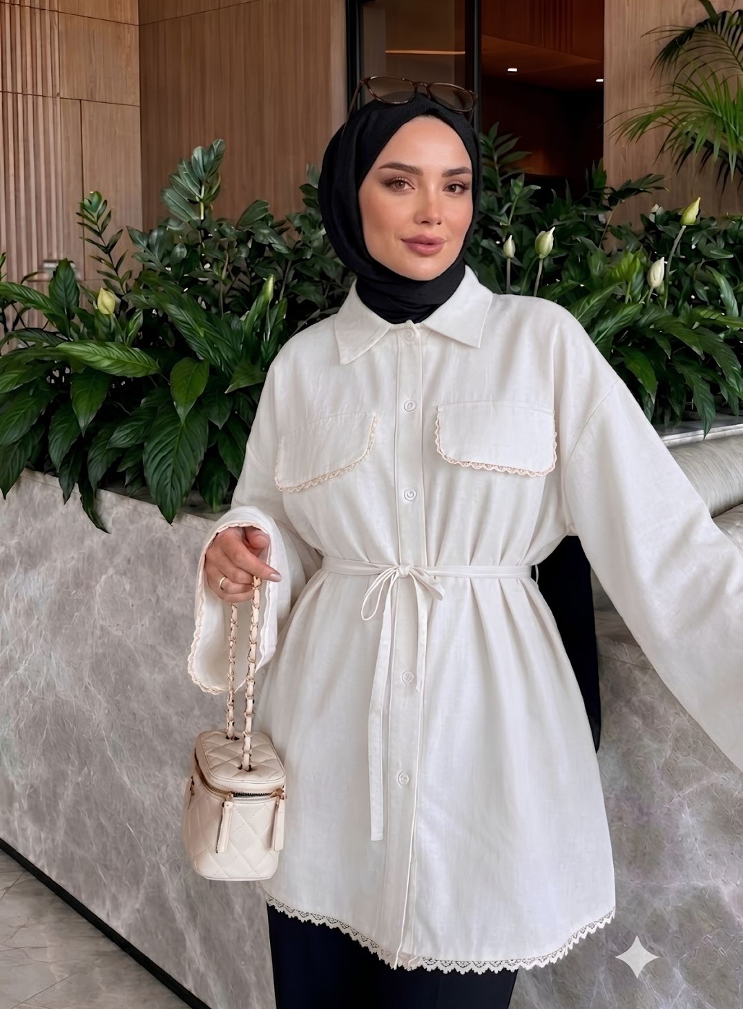 Beyaz Dantel Detaylı Belden Bağlamalı Oversize Gömlek Tunik
